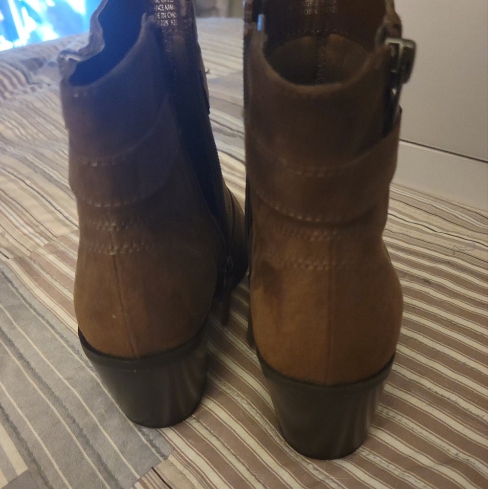 Boots - Picture 4 of 6